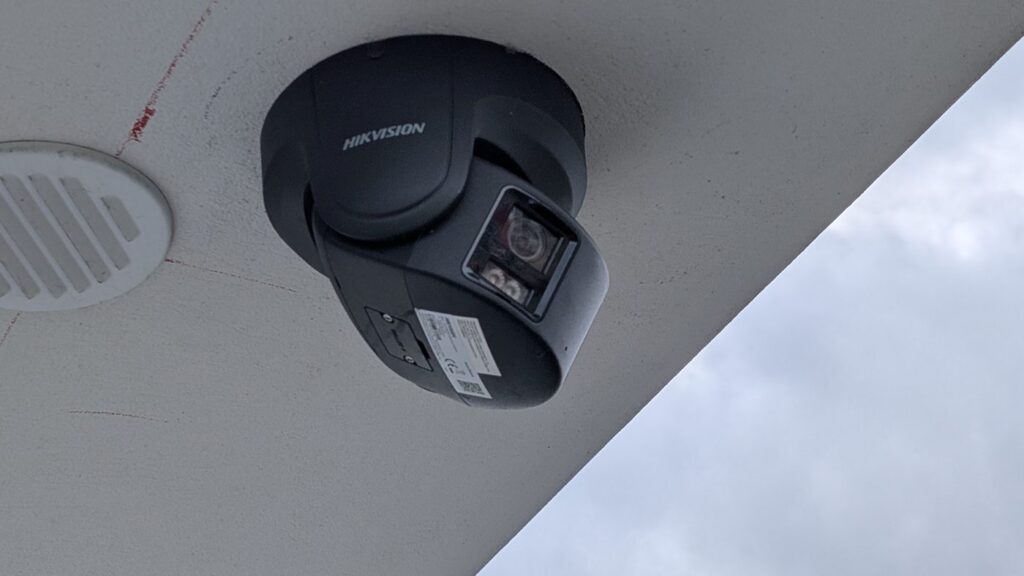 Kamera kopułkowa Hikvision zamontowana pod okapem budynku