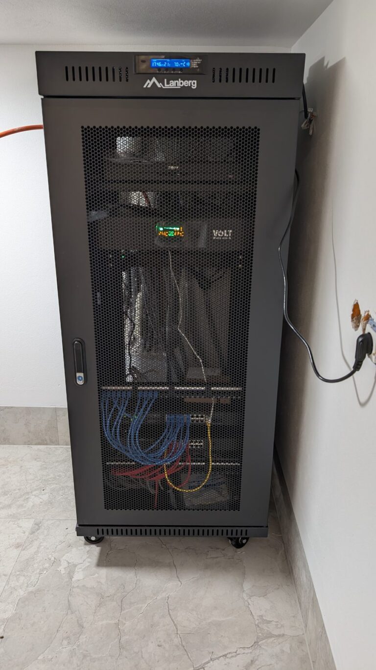 Szafa rack Lanberg z osprzętem sieciowym i zasilaniem awaryjnym